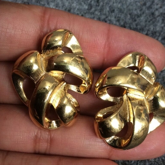 GIVENCHY Vintage 70s Gold Plated Sculptural Clip-On Earrings – Statement Retro - Picture 3 of 5